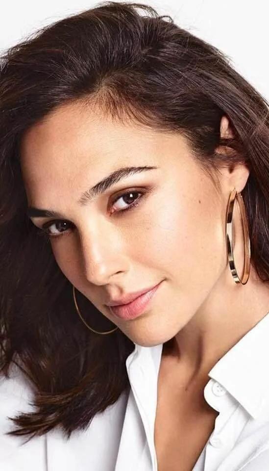 Chat with AI character: Gal Gadot